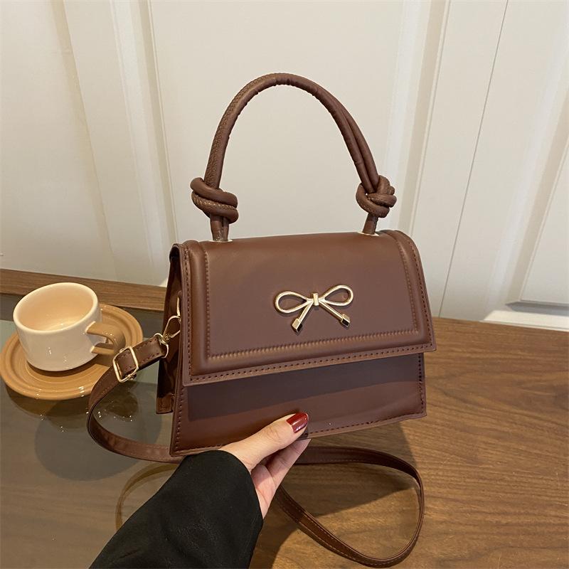 Today's popular bags are women's fashion textured shoulder messenger bags, bow women's bucket bags.