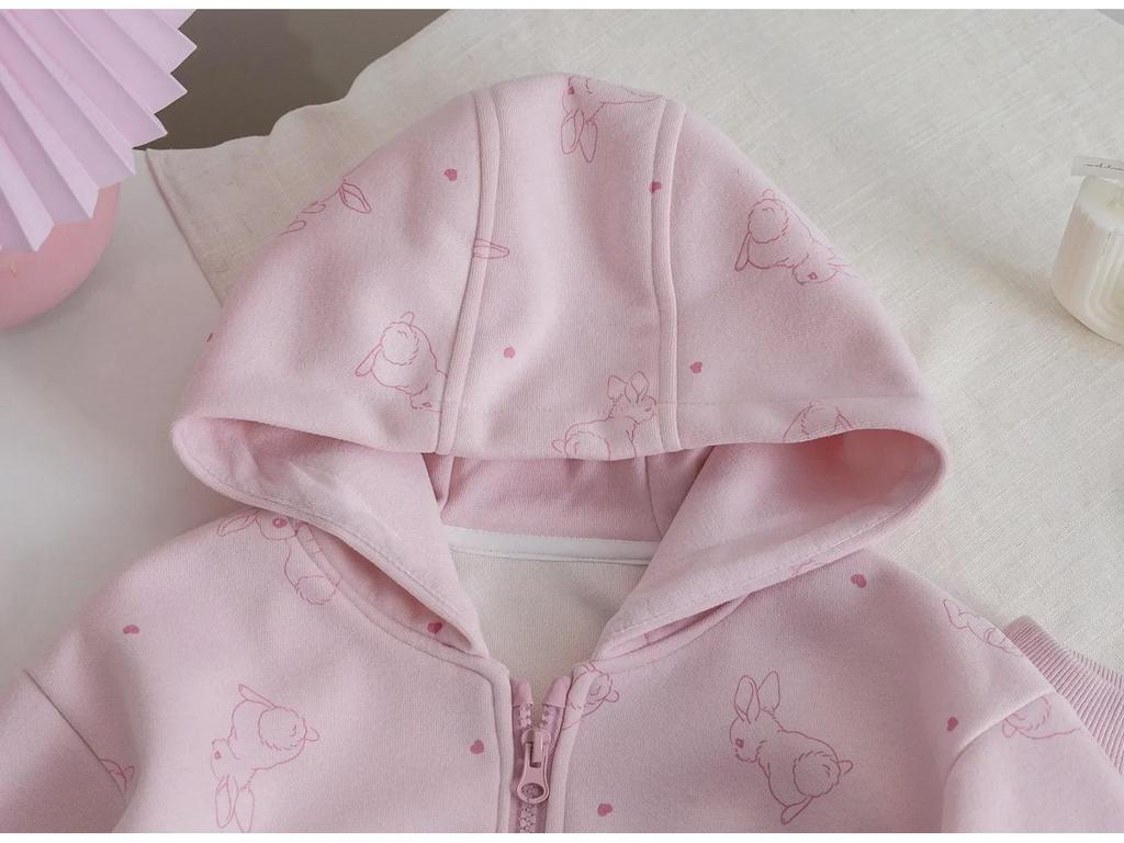 Set jachetă și pantaloni de trening pentru fete cu imprimeu iepure roz - ținută casual de toamnă