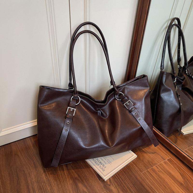 

New commuter tote bag large capacity simple solid color light go out large capacity portable shoulder bag темно-коричневого