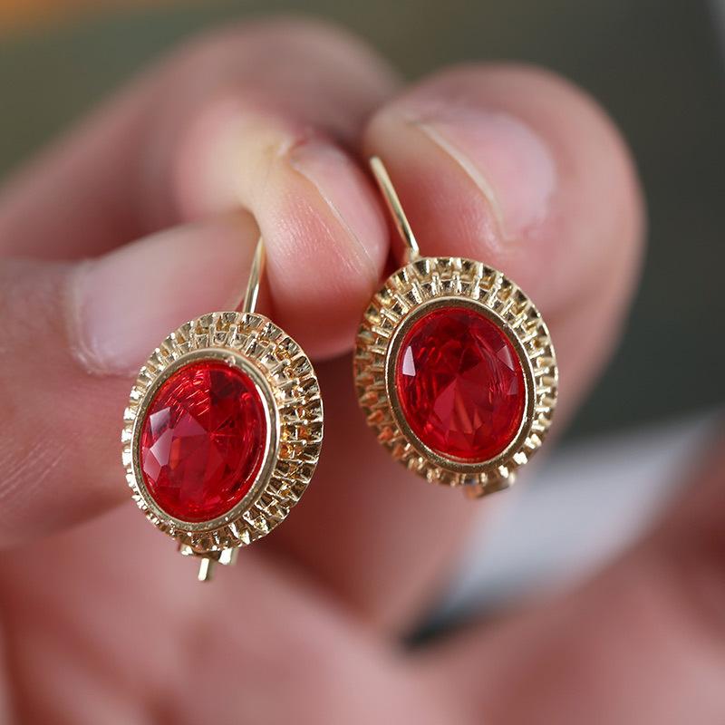 

Fashion Golden Color Hoop Earrings For Women Classic Design Oval Red Stone Hollow Lace Stud Earring Wedding Anniversary Jewelry