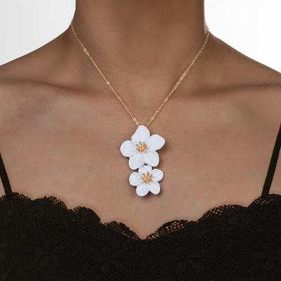 Fashionable and Minimalist Metal Pleated Flower Pendant Necklace, One-piece Flower Long Collarbone Chain Necklace