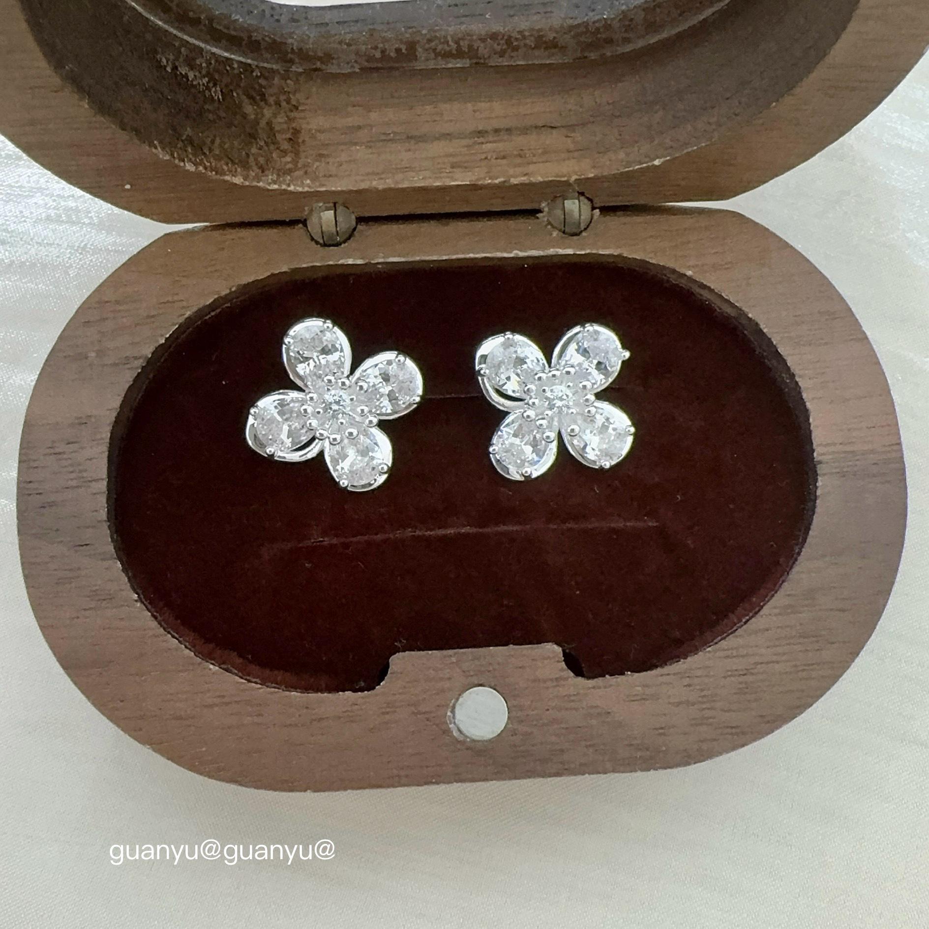 

Elegant Zircon Flower Stud Earrings for Women - Fashionable, Luxurious, Sweet, and Versatile.