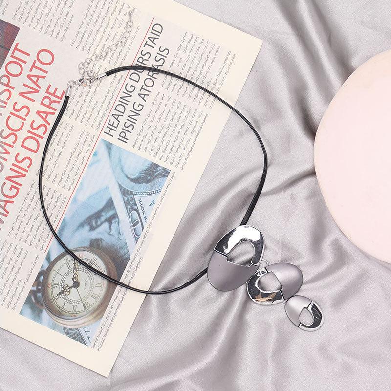 Hot Sale Women's Mid-length Necklace New Metal Contrast Fashion Versatile Geometric Necklace