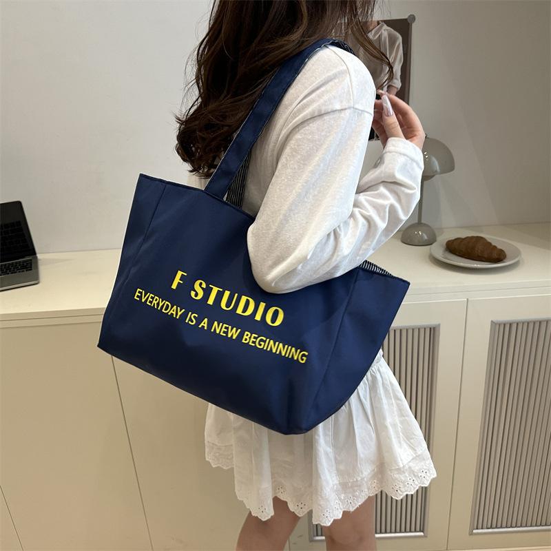 Canvas bag women's large capacity 2025 new lazy wind shoulder shopping bag leisure summer student tote bag