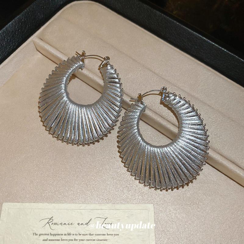 European and American geometric round hollow woven earrings, fashionable and elegant earrings, niche design earrings for women