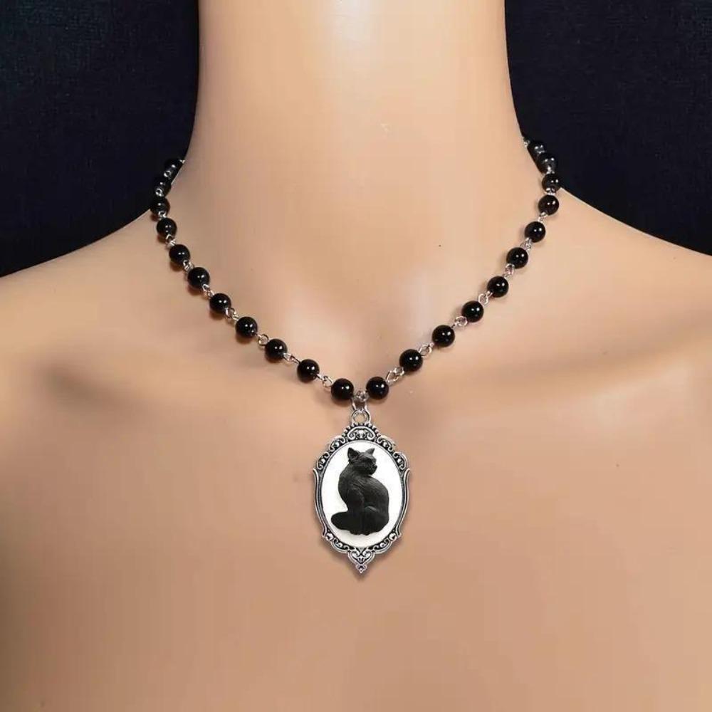 Retro Black Cat Relief Oval Pendant Black Bead Chain Necklace for Women Halloween Party Mysterious Witch Jewelry Accessory Gifts