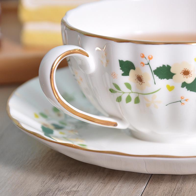 Einfache Tasse Britischer Schwarzer Tee Floral Keramik Kürbis Tasse und Untertasse Nordischer Stil Kaffeetasse und Untertasse Set