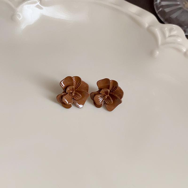 Retro Silver Needle Heart Stud Earrings: Luxury Fashion Design for Women