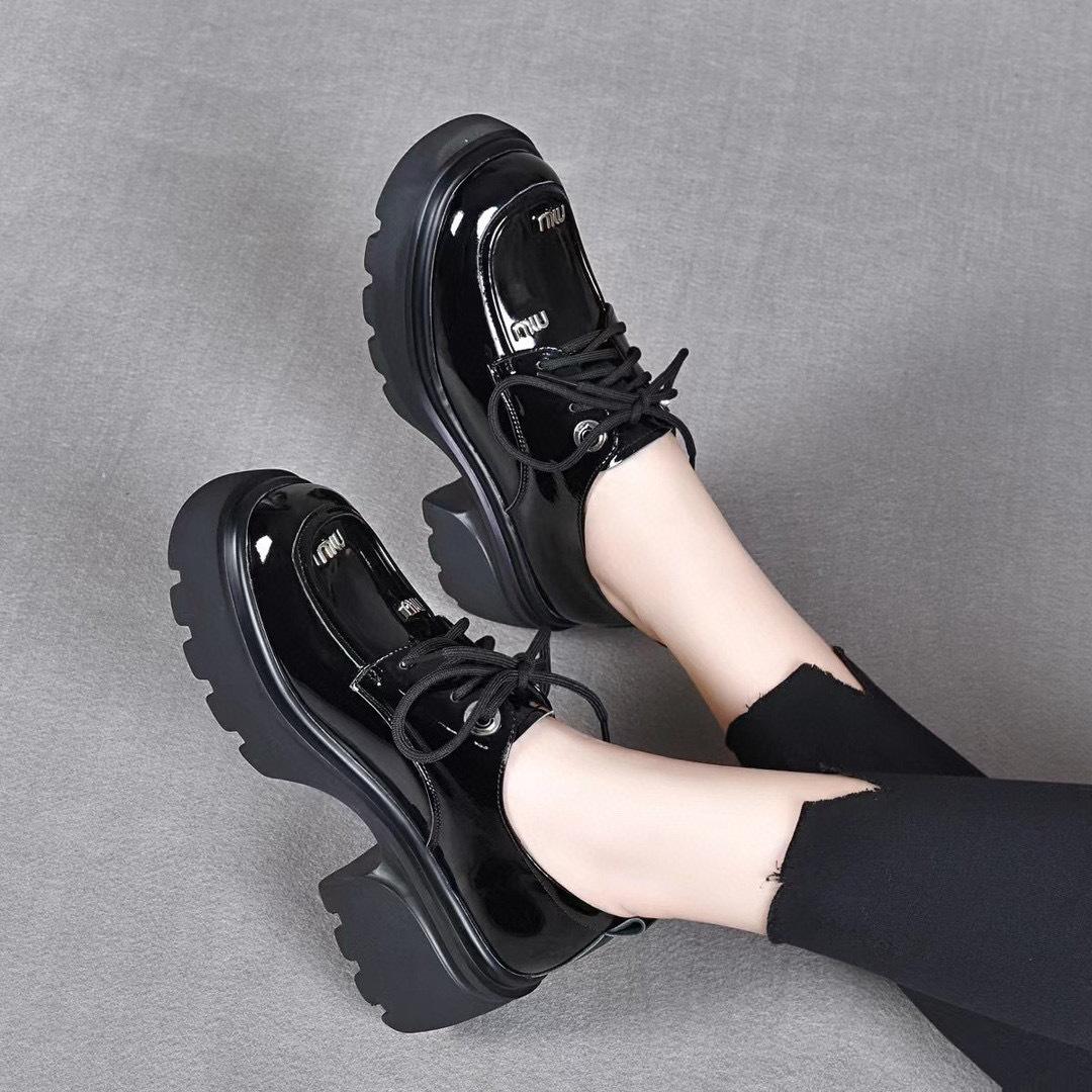 

Туфли на платформе женские 2025 осень-зима в европейском и американском стиле с круглым носком на шнуровке с декоративными буквами из коровьей лакированной кожи одинарные женские 40