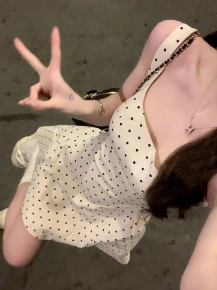 Early spring white polka dot suspender dress children's summer new high-end feeling huge good-looking small short skirt