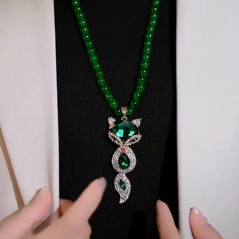 Vielseitige grüne Ruyi-Anhänger-Halskette - Hochwertiger Retro-Stil für Damen