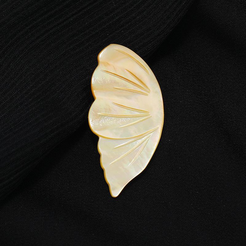 

Натуральная брошь-крыло из перламутра, изысканная и простая булавка от света в виде бабочки из ракушки, нишевый дизайн, женские аксессуары высокого класса