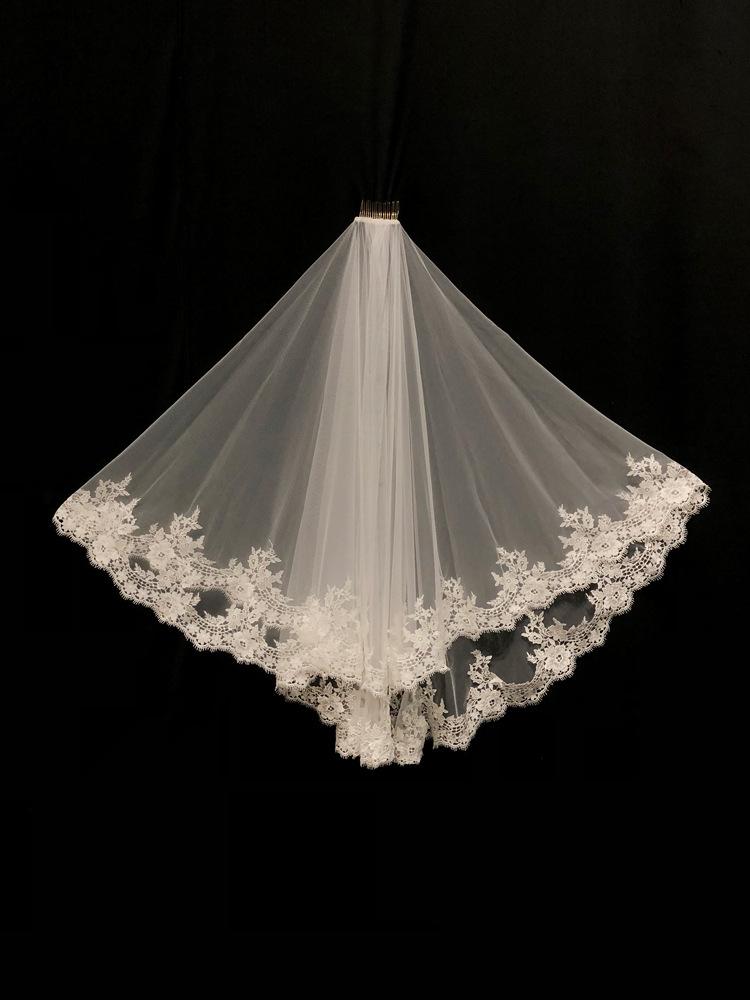 Exquisite Double Layer Wedding Veil with Water-Soluble Lace Edge and Hair Comb for Studio Photography