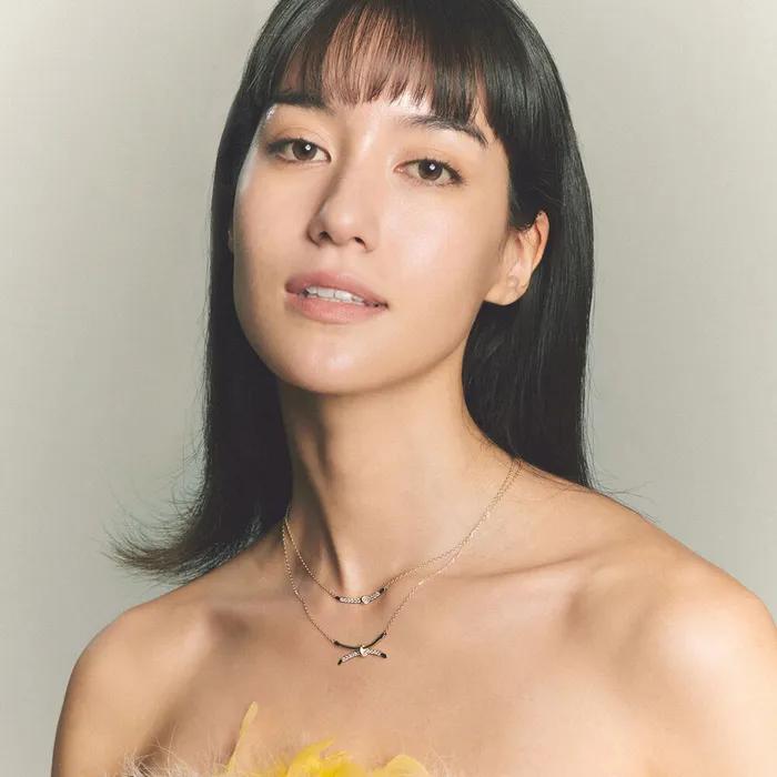 Iconic curve necklaces