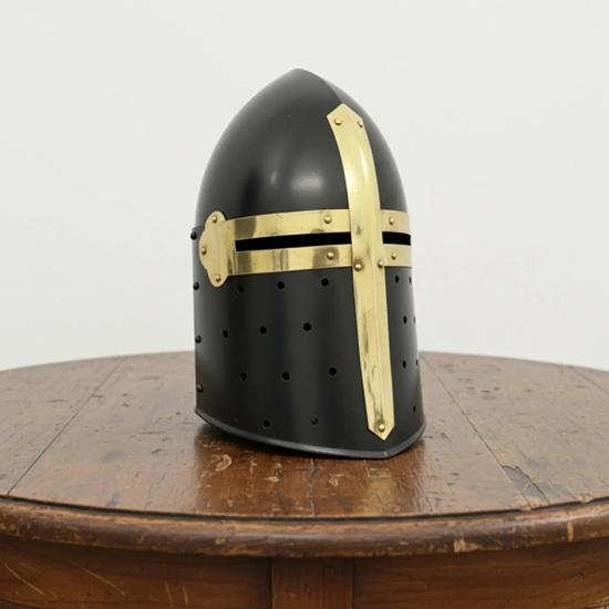 Korsfararens stora hjälm medeltida riddarhjälm stål med mässingskors bärbar Halloween dekorativ gåva