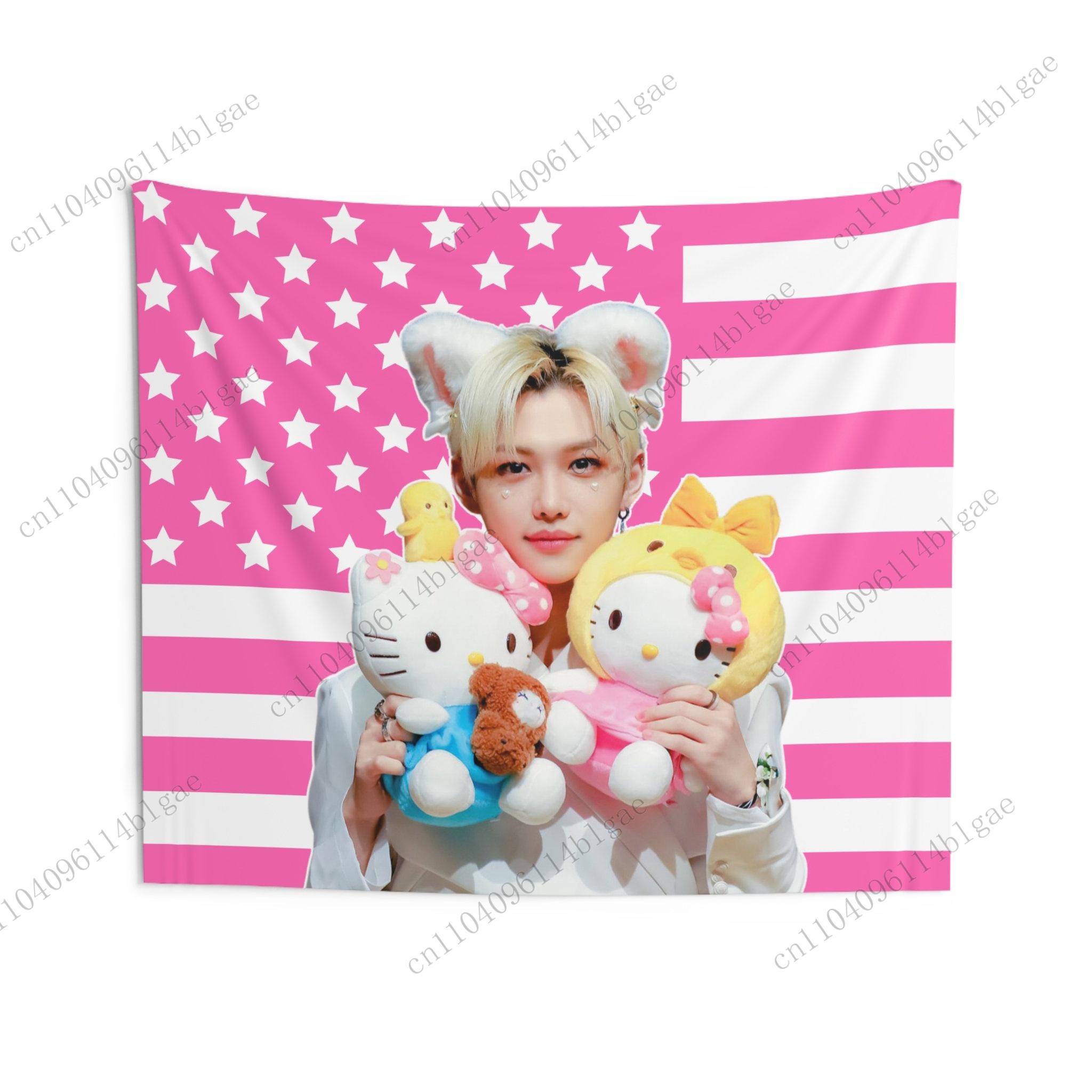 

K-Pop Звезда и Розовый Флаг США Гобелен Домашнее Украшение, Милый Настенный Декор для Спальни, Гостиной и Поклонников K-Pop Феликс Американские Ленты 29x37in