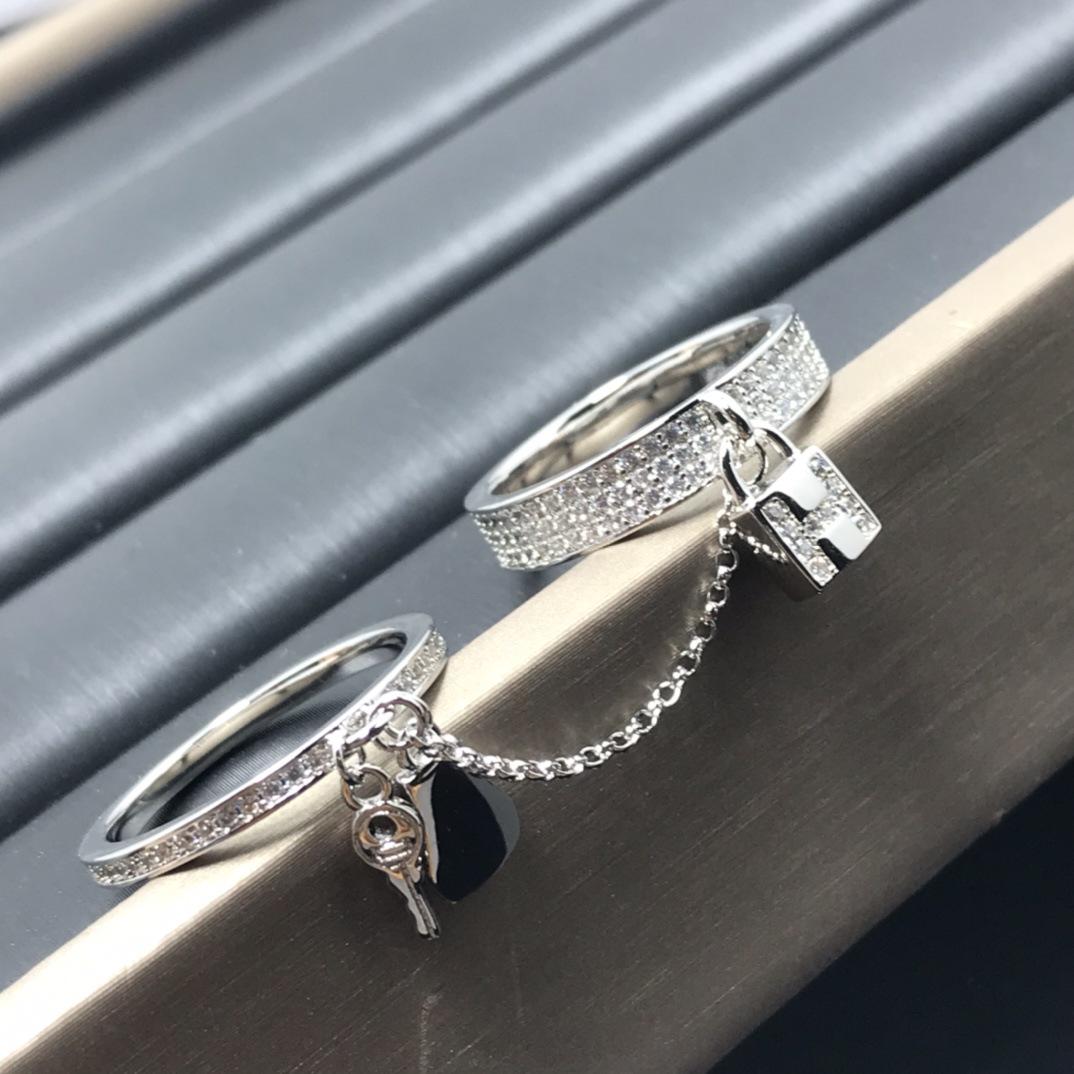 

Элегантный кулон-ключ с бриллиантом и набор колец-пирсингов для носа в виде золотых свиных пятачков Size 7 платиновый