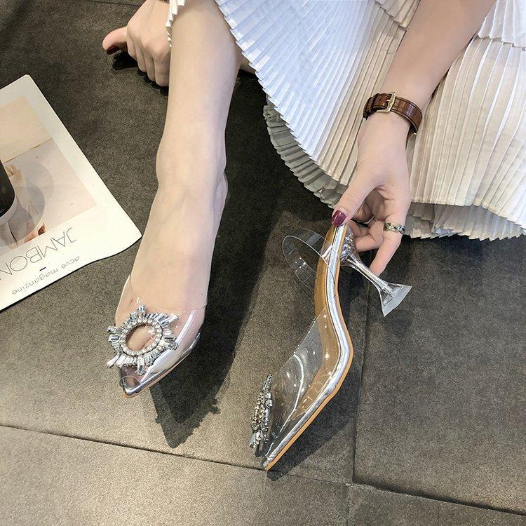 Mädchen tragen transparente hochhackige Sandalen Stilettos, elegante und bequeme Damenmode-Schuhe, neues Design, Luxus-Damenschuhe