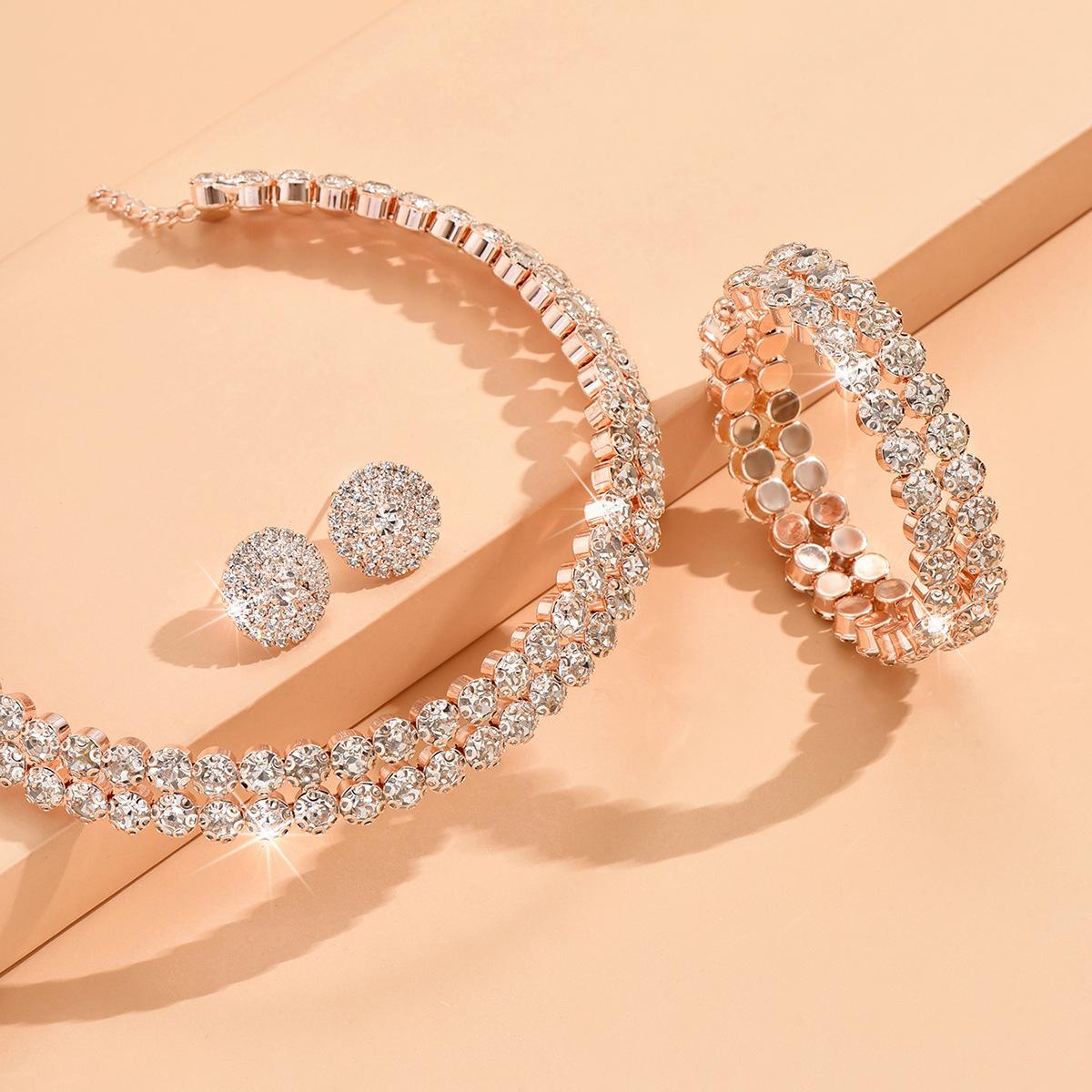 

Свадебный комплект Двойное ожерелье Браслет Серьги-гвоздики Комплект из трех предметов Цепочка на ключицу, инкрустированная стразами Легкие роскошные украшения Аксессуары для женщин