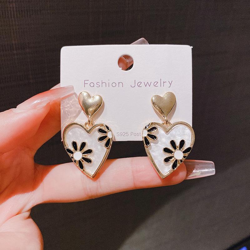 LATS Design Heart Shape Earrings for Women Niche Atmospheric Versatile Temperament Love Jewelry