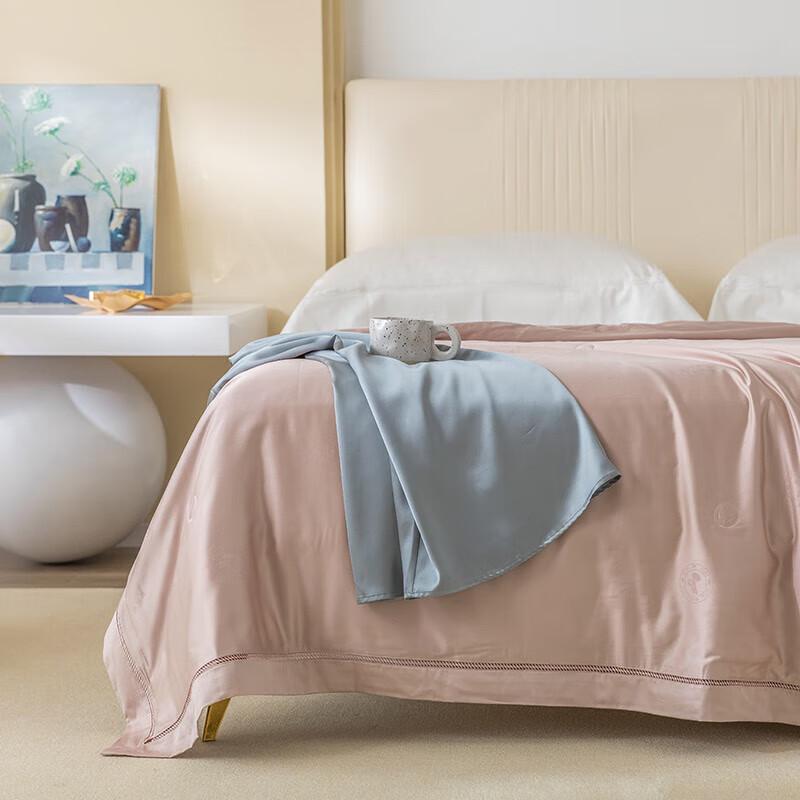 LOUIS.KELLOG Jacquard Silk Quilt