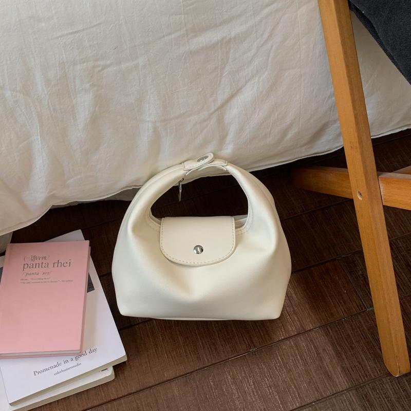 Minimalistische Weiche PU-Schultertasche für Damen Gebogene Silhouette Klappenverschluss