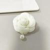Vintage kaméliová korsážová brož Elegantní brož na kravatu s přívěskem z imitace perly Dámský oblek Košilová spona na límec Smuteční brože