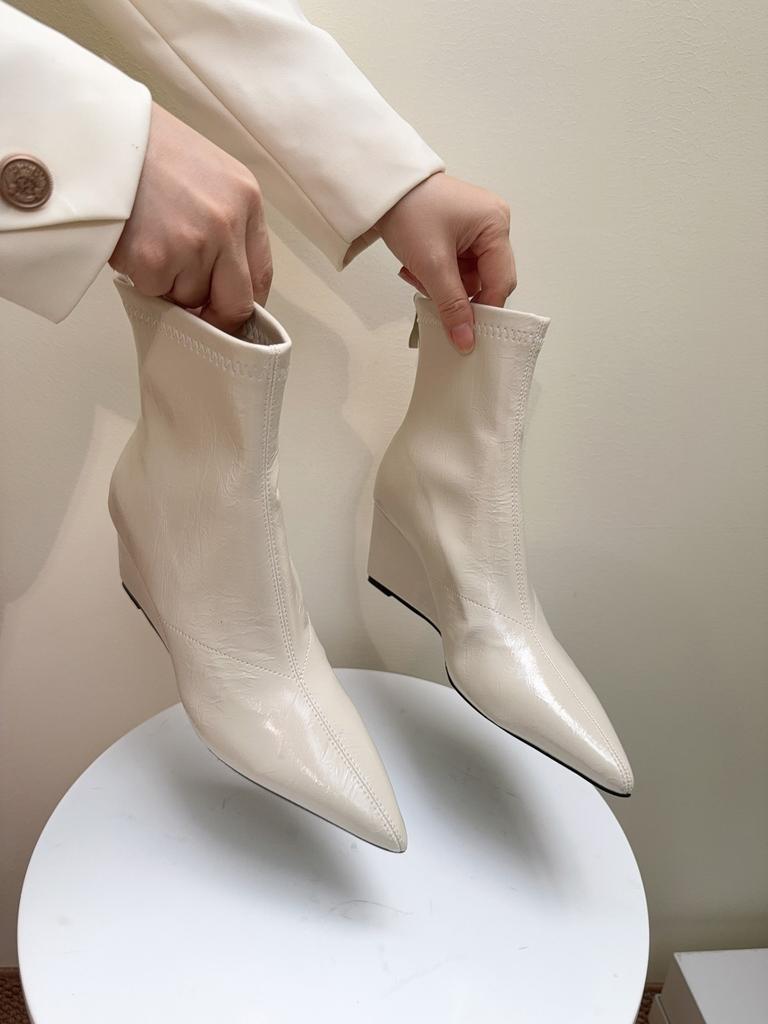 Innvendig forhøyende Martin-støvletter dame 2025 ny høst- og vintertemperament tynn spiss kilehæl høy hæl korte støvletter bakre glidelåsstøvletter