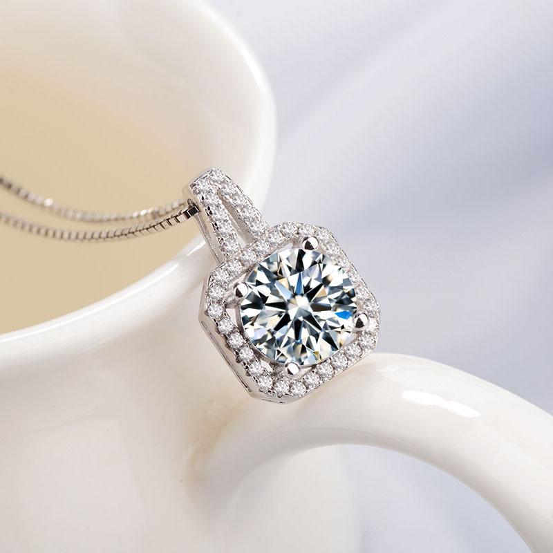 Princess Square Pendant Necklace: Diamond-Studded Clavicle Chain for Women's Fashion, Simple Japanese and Korean Jewelry.