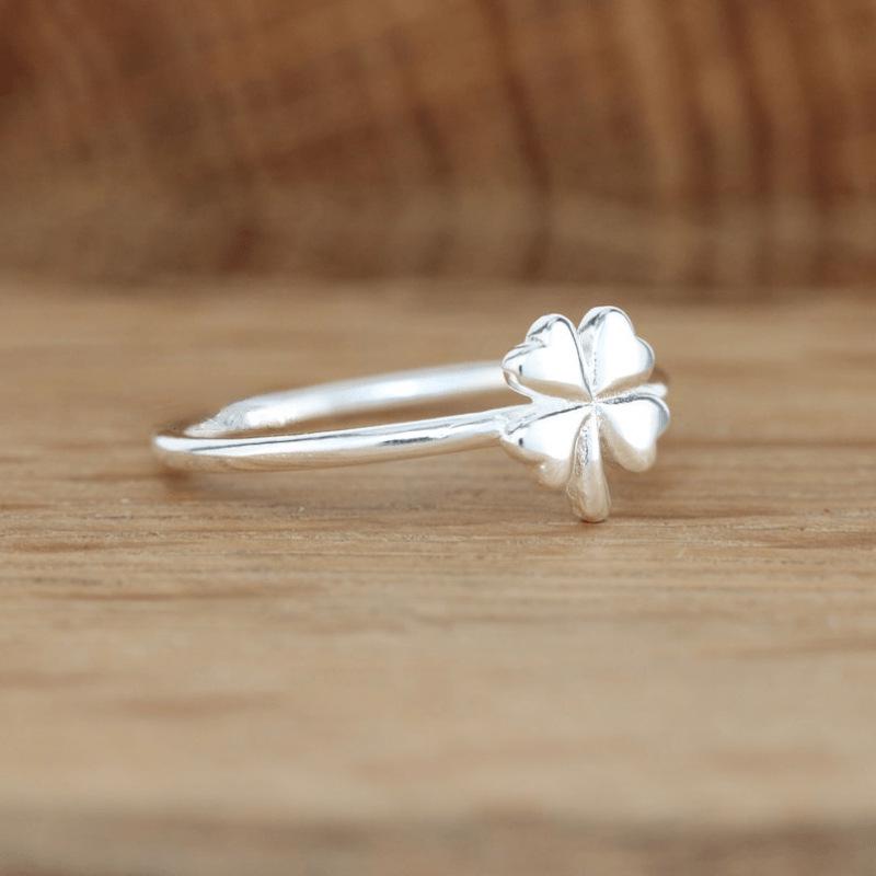 Yun Miao Four-Leaf Clover Lucky Women's Ring: Personalized, Elegant, and Versatile Design.