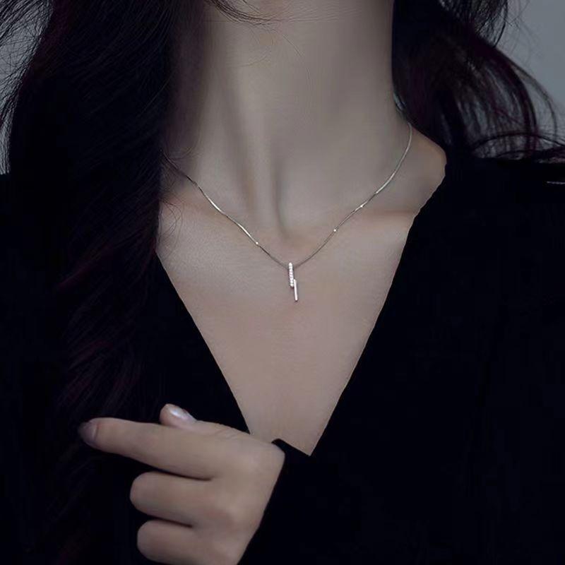 

Lucky Four-Leaf Clover Necklace - Women s Unique Design, Sophisticated Luxury Leaf Lockbone Chain, Premium Quality Lightning Necklace