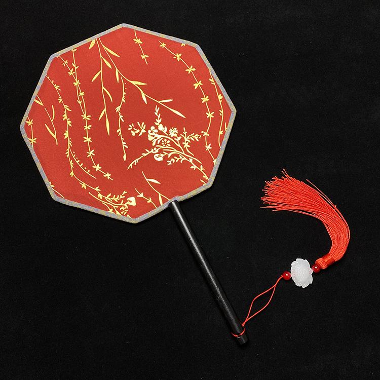 Éventail rond en soie rouge Hanfu ancien, orné d'un long pompon, pour la mariée.