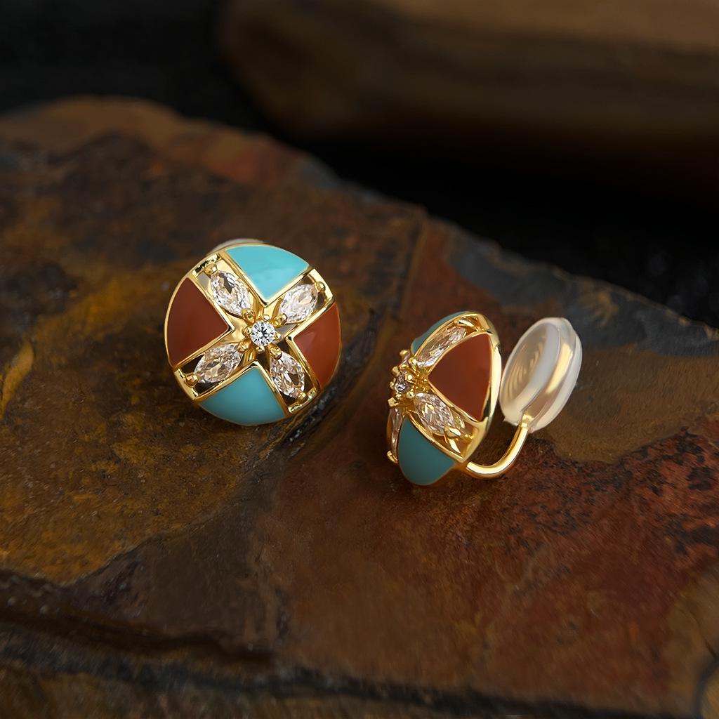 

Серьги-пусеты Canelé из 18-каратного золота с коричневато-голубой эмалью и цирконами - Роскошные ретро аксессуары для ушей высокого класса