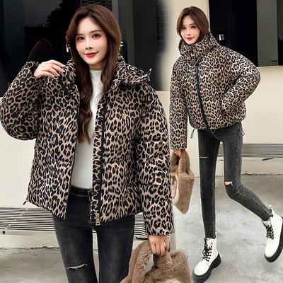 Fai una dichiarazione questo inverno con la nostra giacca con cappuccio ampia e stampa leopardata da donna