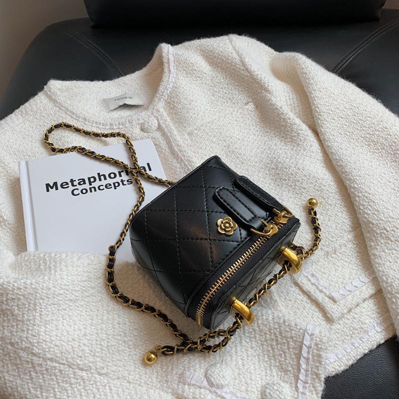 This Year, the Popular Diamond Embroidered Thread Small Bag Women's 2025 New Versatile Ins Chain Messenger Bag Fashion Mini Bag