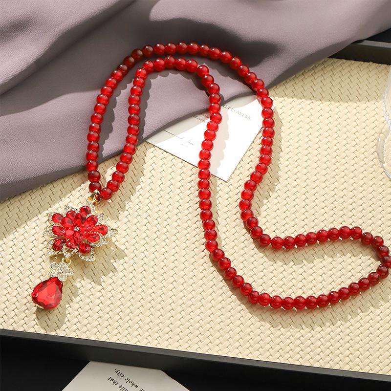 Retro Red Crystal Pendant Necklace: Versatile, High-End Fashion Accessory for Women