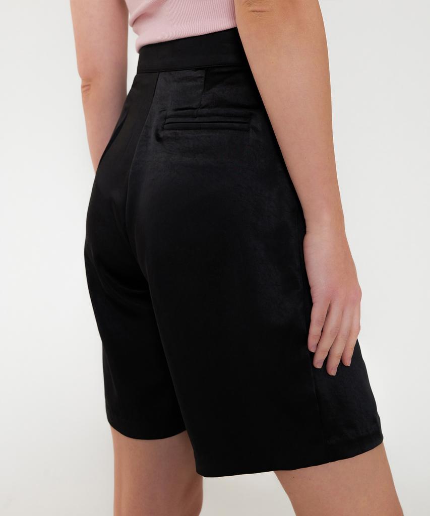 320SHOWROOM Satin Two Tuck Bermuda Pants Black