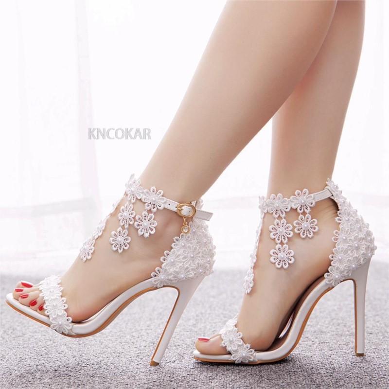 Tofsandaler vita raka spänneskor tunna klackar fiskmun romerska sandaler vita spetshöga klackskor