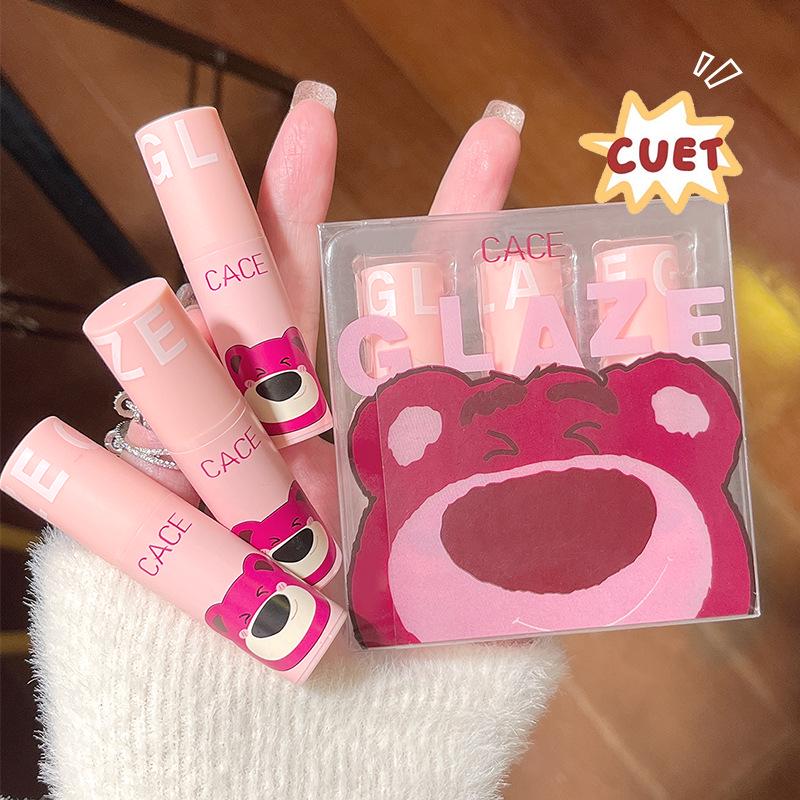 סט בוץ שפתיים מאט דוב פירות CACE: גלוז שפתיים קטיפתי בריכוך עדין בשלושה גוונים למראה זוהר וטבעי.