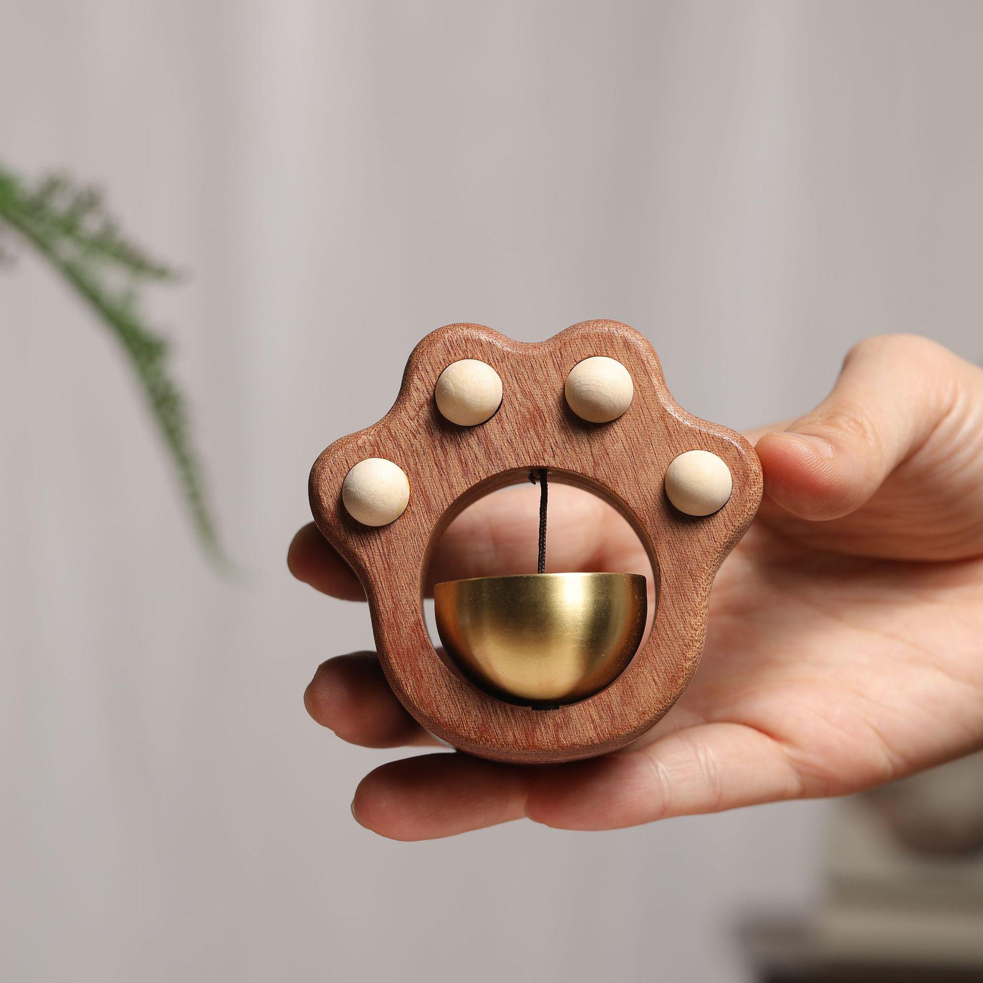 

Wenge Wood Cat Paw Doorbell Pendant: Creative Magnetic Wind Chime, Cute Solid Wood Decoration. 7.5x8x4.5cm
