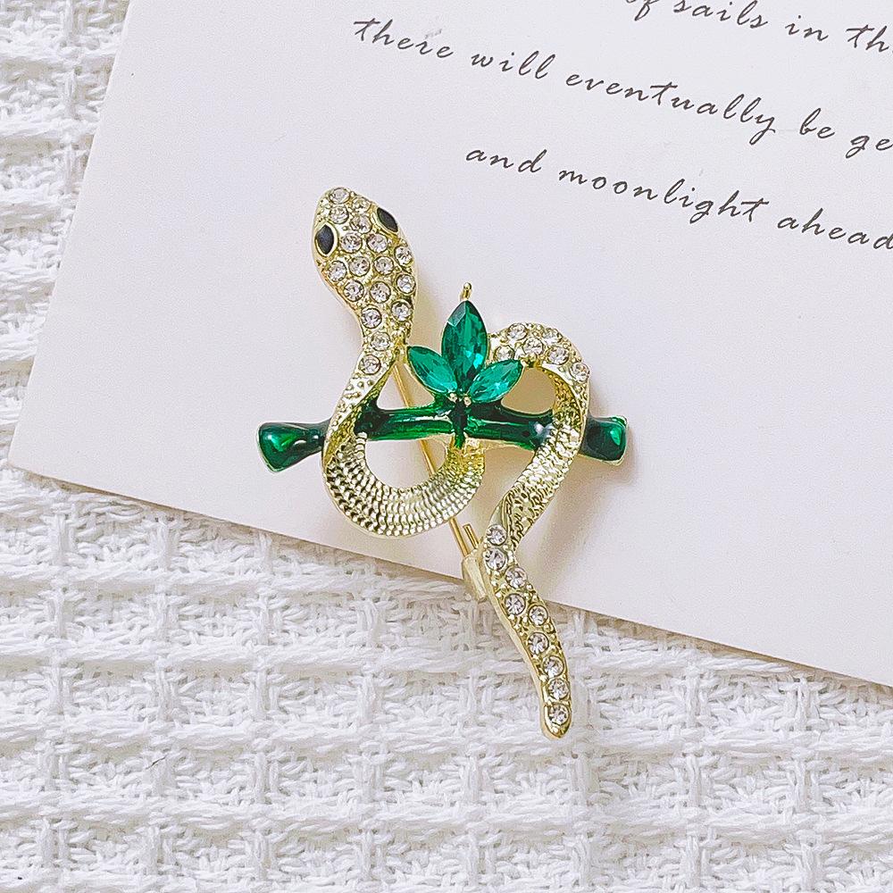 Broche Cobra de Luxo Coração de Cristal Verde Animal do Zodíaco Pins de Lapela para Mulheres Exquisite Broche de Joias para Festa de Lenço Vestido Casaco
