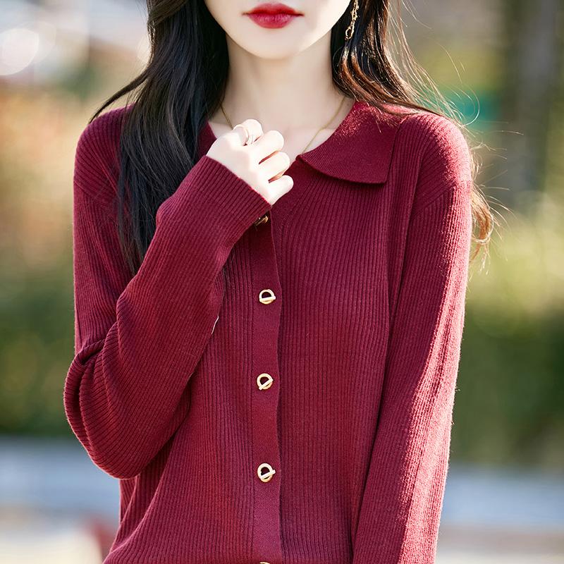 Lekki kardigan damski wykonany w 50% z wełny i w 50% z jedwabiu morwowego – uniwersalny sweter na 4 pory roku zapewniający całoroczny komfort i styl