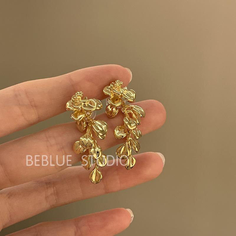 

Flower branch silhouette~ French retro metal flower fringed earrings women s light luxury niche temperament stud earrings earrings ear clips