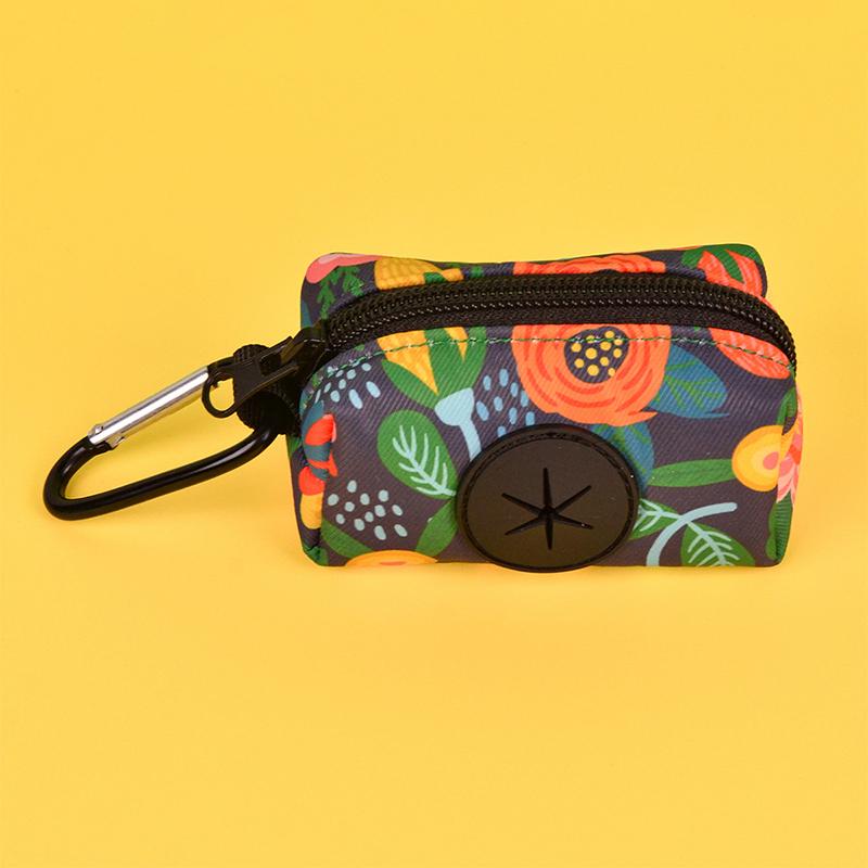 

Портативний стильний тримач для мішків для собачих калів із кріпленням на повідку. Переноска. Диспенсер для мішків для домашніх тварин.