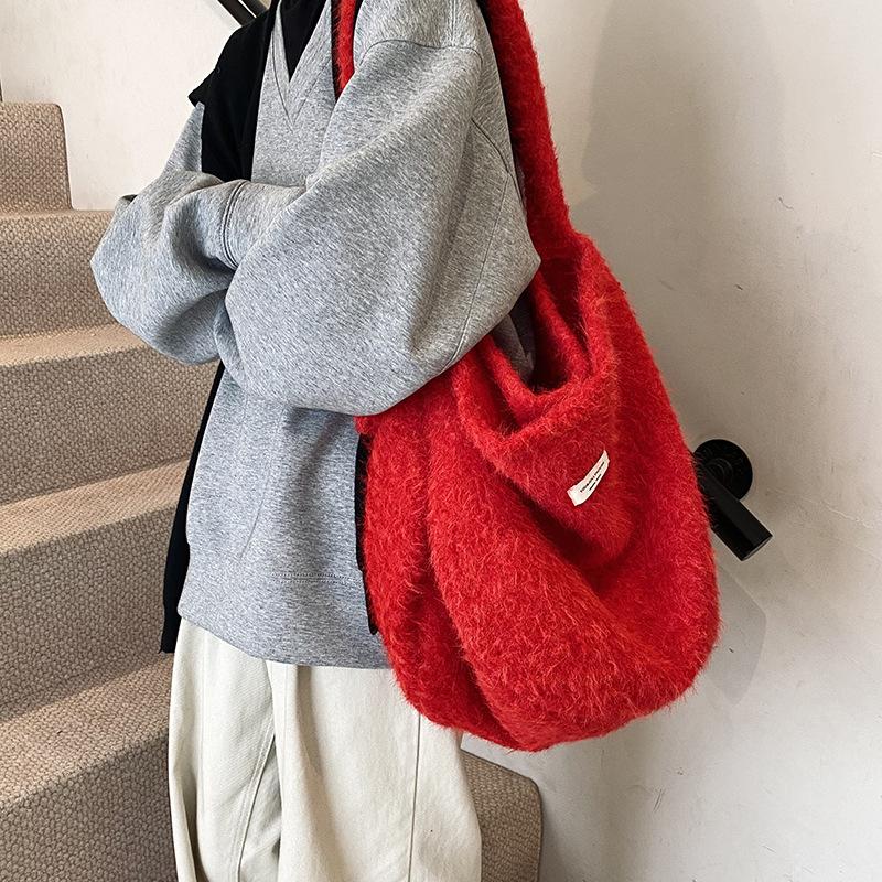 Autumn and Winter Fashion Large-capacity Plush Bag Women's Bag 2025 New Underarm Bag Korean Version Niche Mao Mao Shoulder Bag