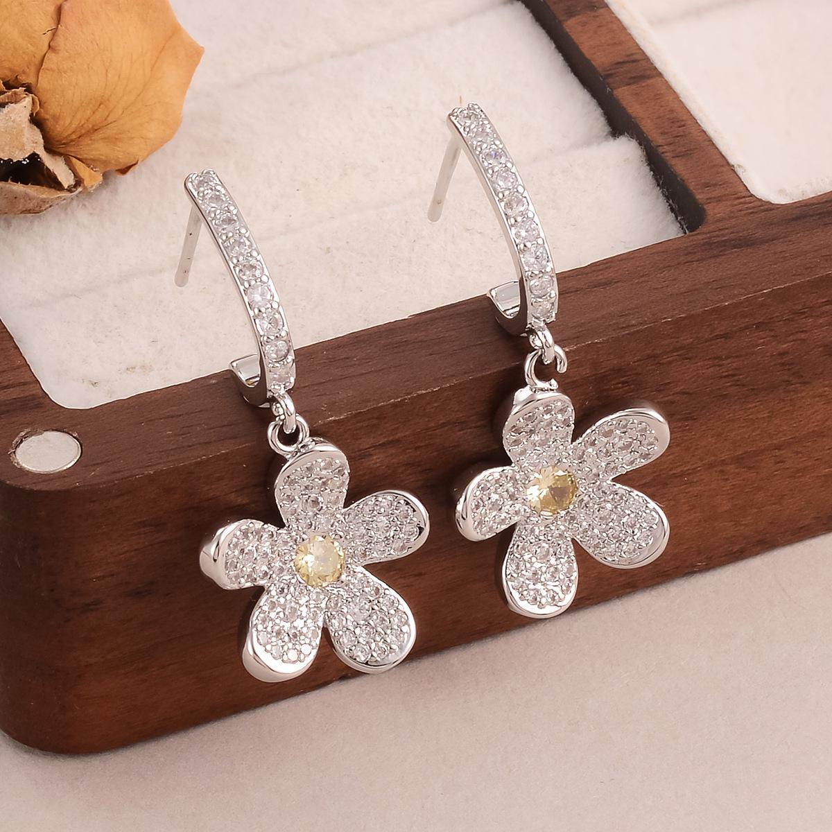 

Diamond-Studded Minimalist Flower Stud Earrings - Elegant, High-End Fashion for Women