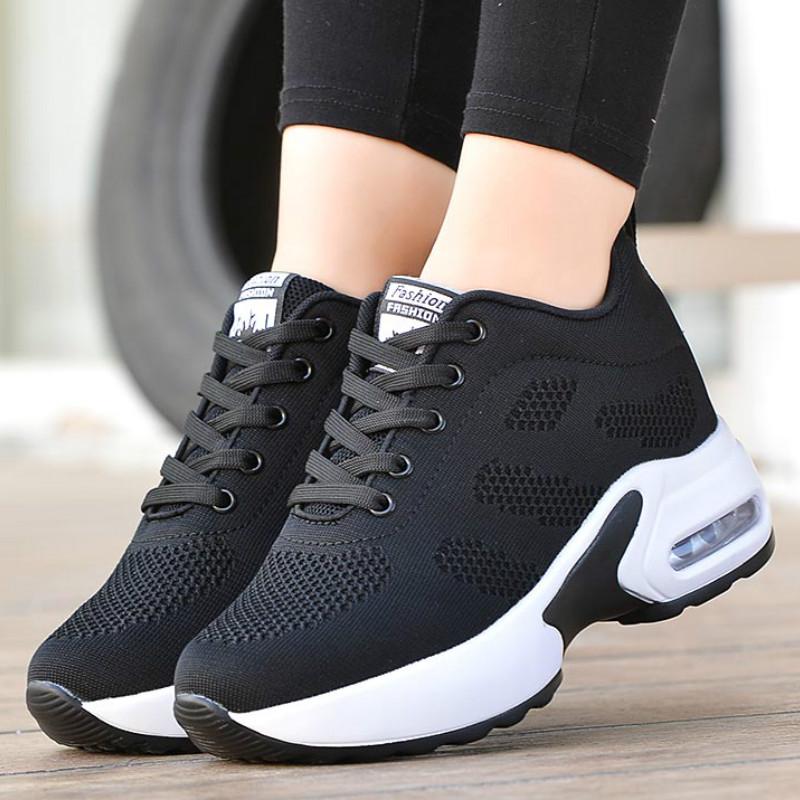 Fliegende gewebte Damenschuhe und Sneakers in der neuen Mode nehmen zu