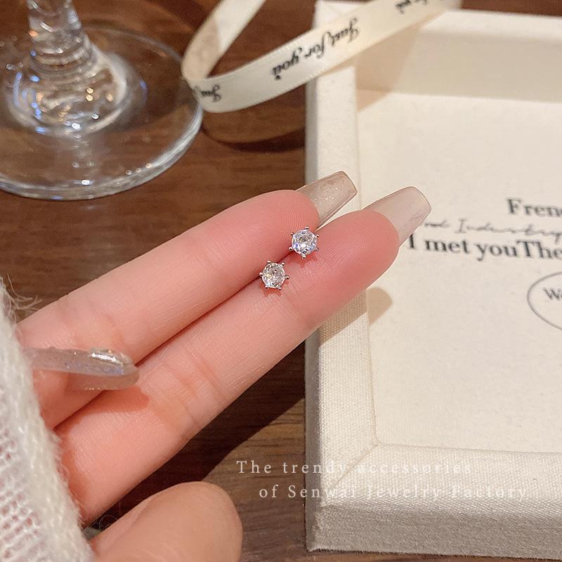 

Super flash mini zircon small stud earrings are simple, daily versatile ear earrings, and women s new models do not need to pick off ear accessories