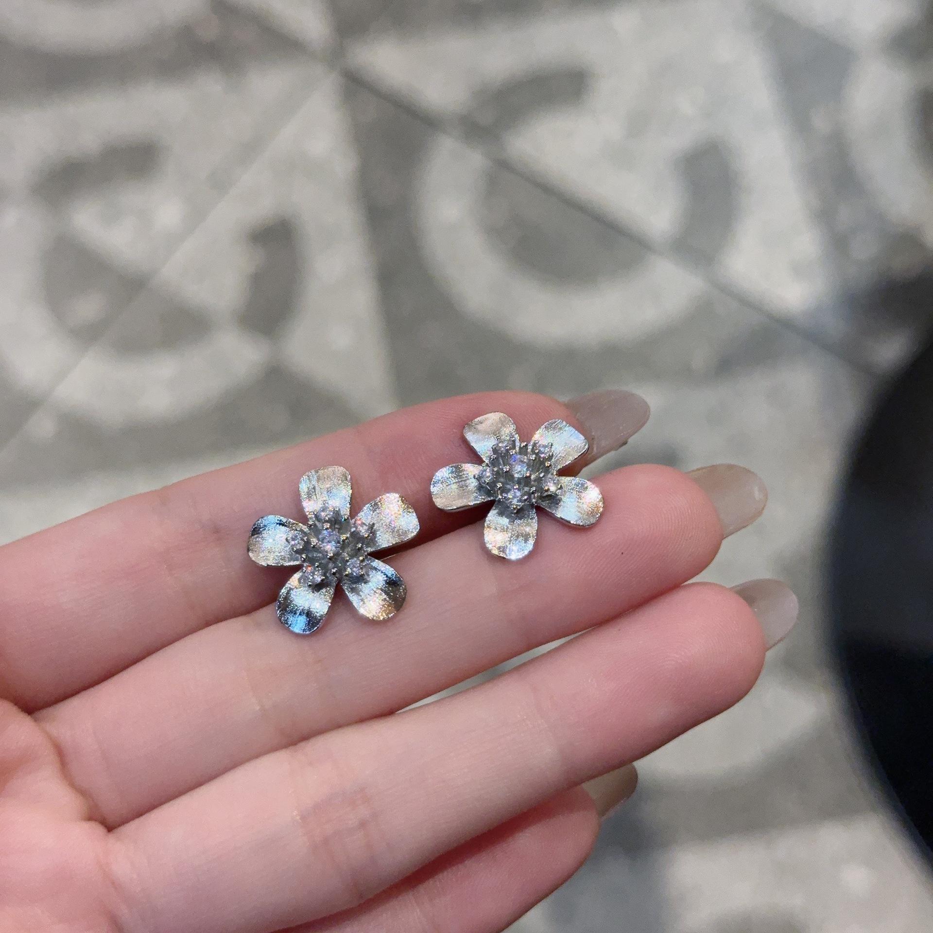 

Small Plain Silver Diamond Cherry Blossom Earrings Femininity Superior Sweet White Earrings