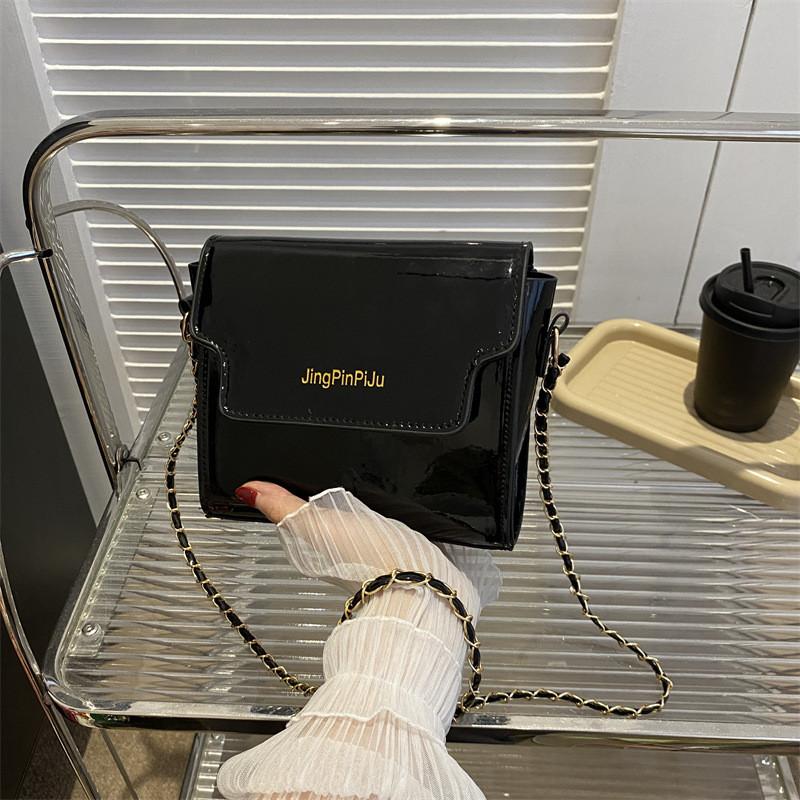 Trendy Fashionable Shoulder Bag Stylish Chain Crossbody Bag For Women With Chic Design